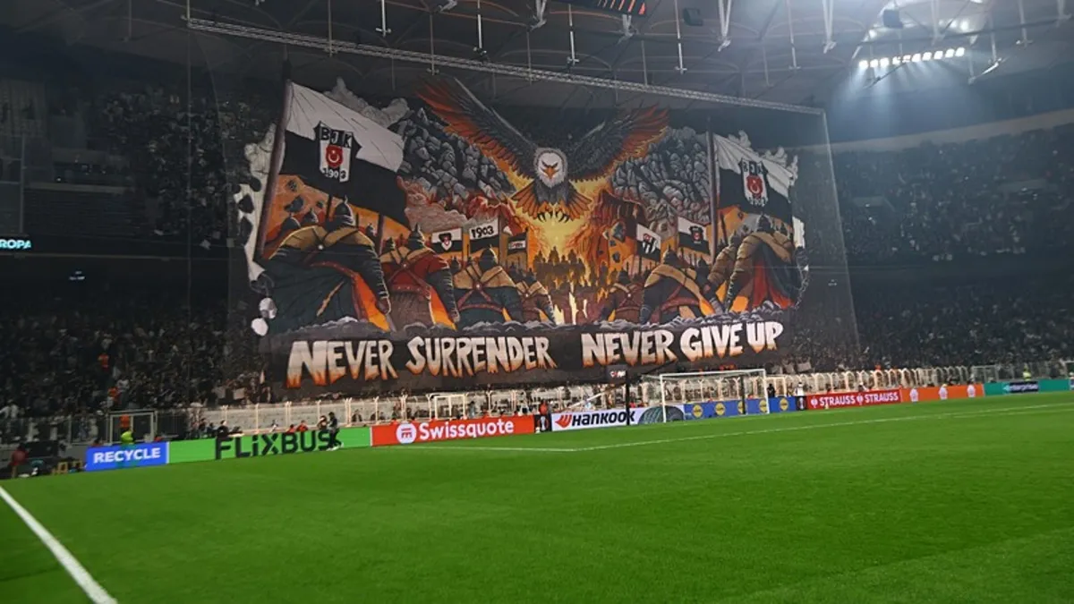 Beşiktaş taraftarından unutulmaz atmosfer: Crystal Palace maçında gürültü hakemi bastırdı!