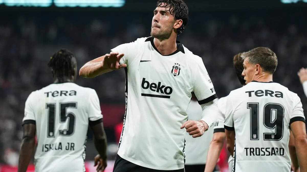 Vlahovic, Beşiktaş'ta Hat-Trick Yaptı ve Taraftarla Buluştu