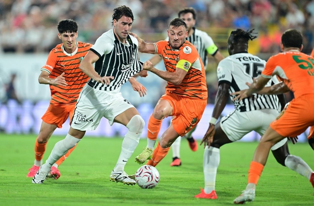 Beşiktaş, Alanyaspor'a 1-0 mağlup olarak sezonun ilk yenilgisini aldı