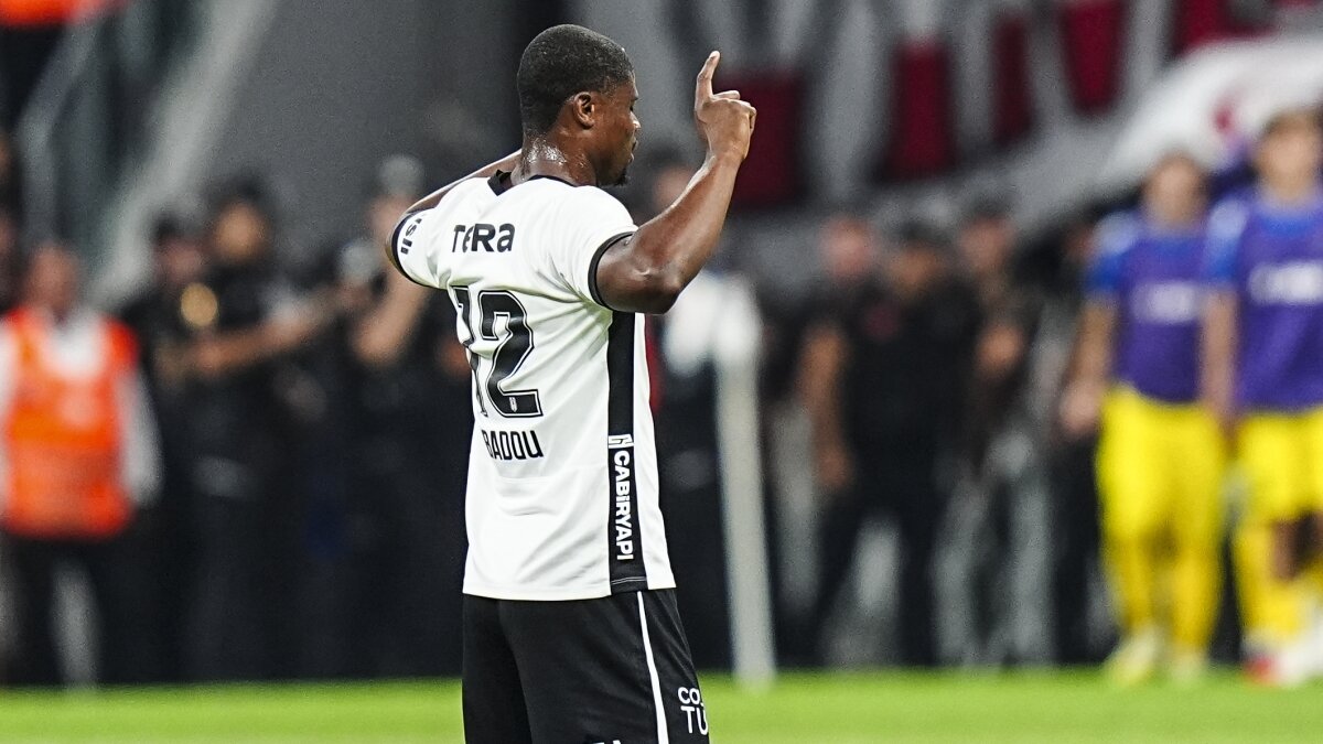 Agbadou, Beşiktaş'ta İlk 11'de Forma Giydi