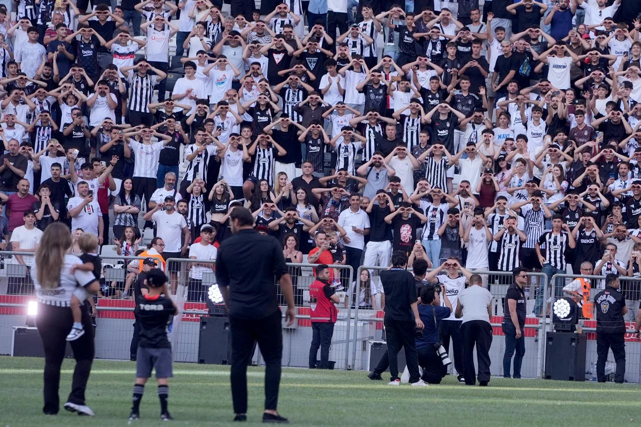 Beşiktaş'ta Salah heyecanı azaldı, taraftarlar finansal talepleri eleştirdi