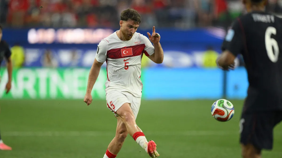 Beşiktaş, Salih Özcan ile 3 yıllık sözleşme imzaladı