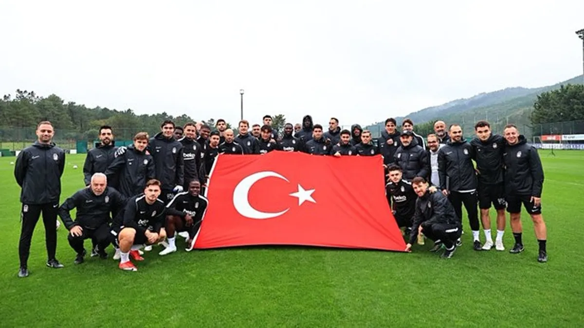 Beşiktaş, Cumhuriyet Bayramı'nı kutlayarak Kasımpaşa maçına hazırlanıyor