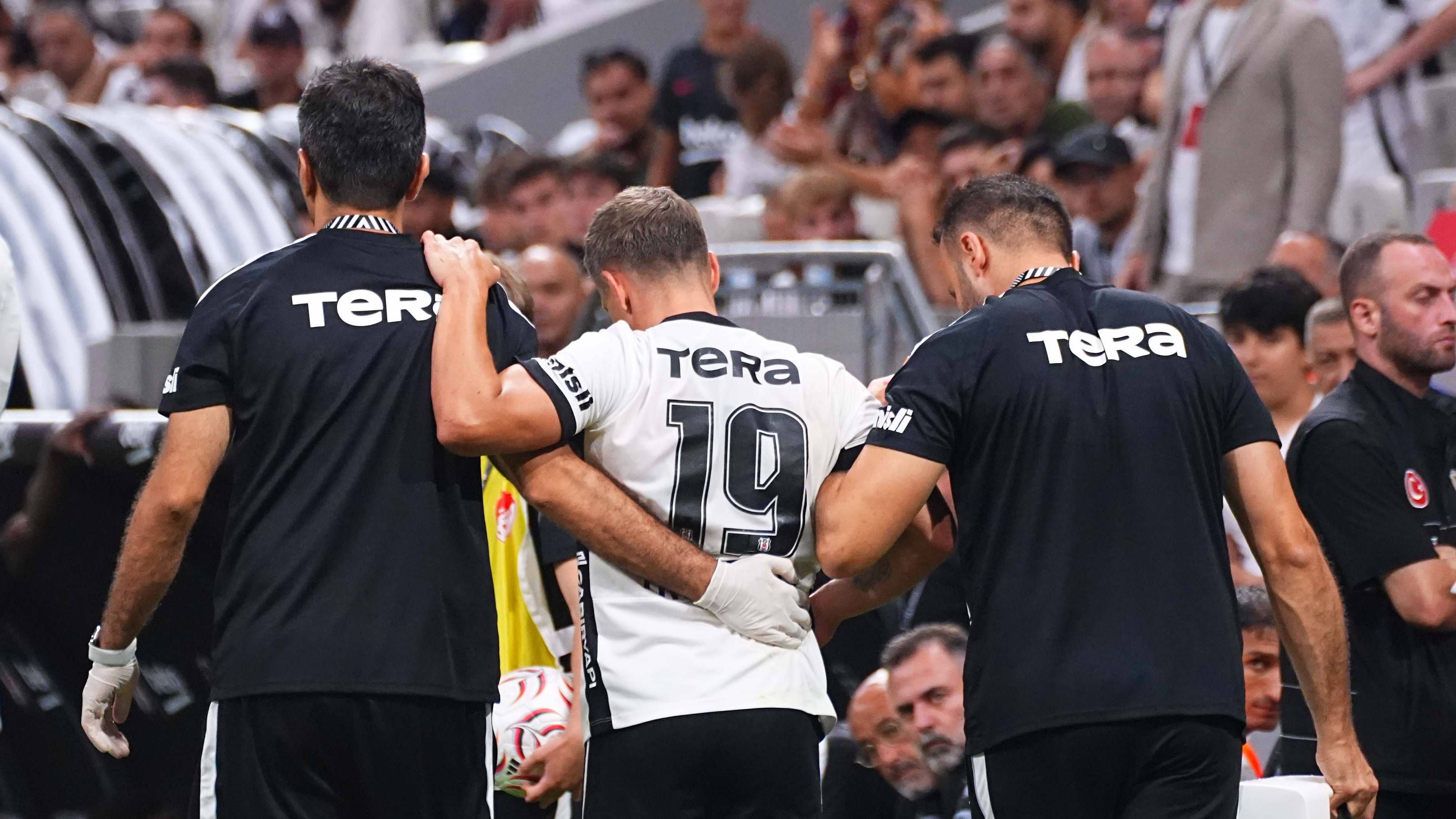 Beşiktaş, Alanyaspor'a 1-0 yenilerek sezonun ilk mağlubiyetini aldı