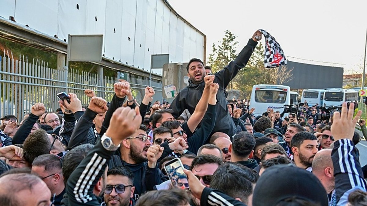 Beşiktaşlı Taraftarlar Derbi İçin Kadıköy'e Geldi: 2100 Kişi Stadyuma Girdi