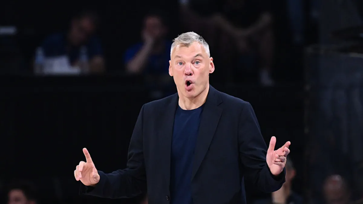 Fenerbahçe, Beşiktaş'ı 77-75 yenerek 13. kez şampiyon oldu!