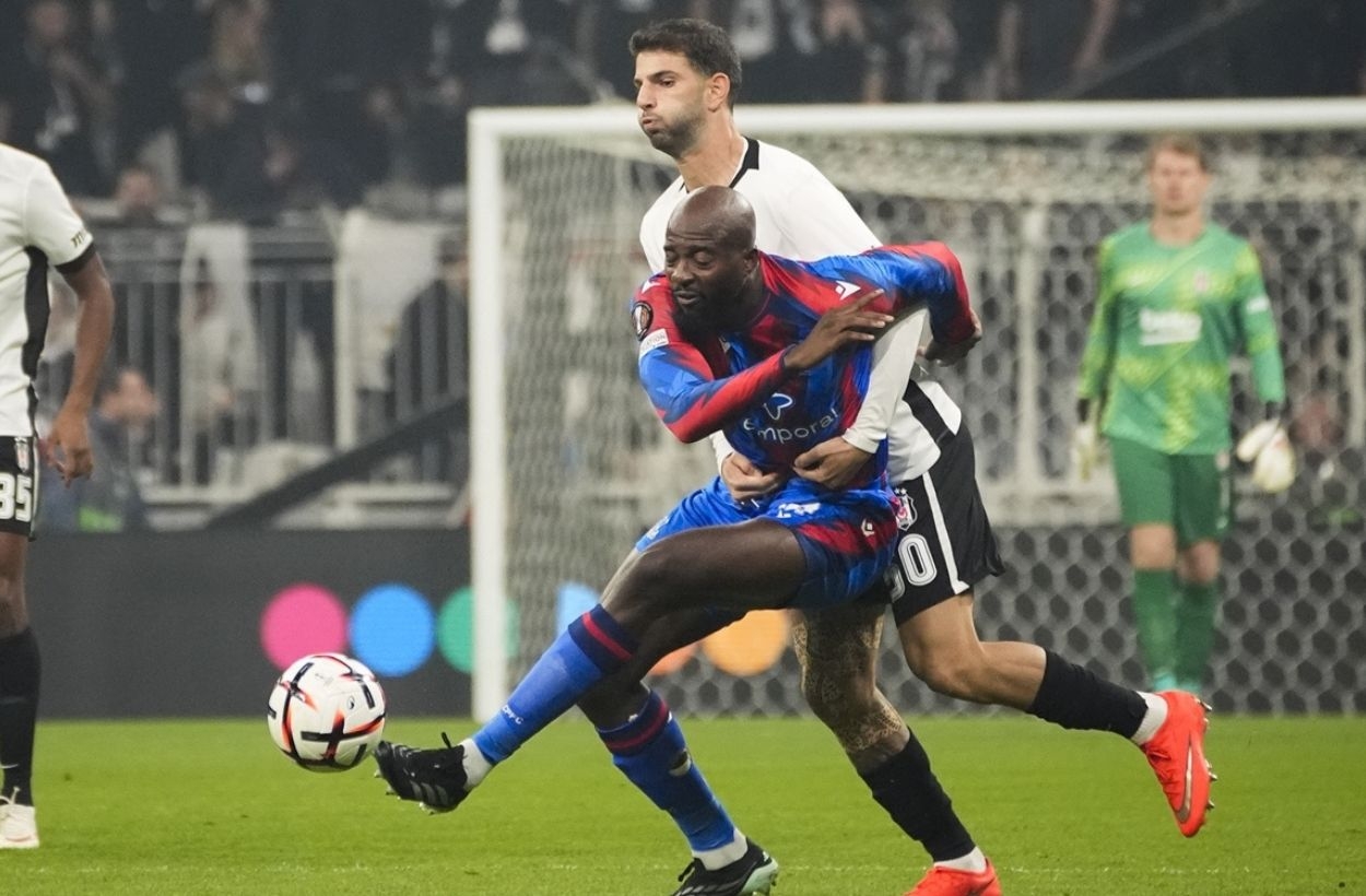 Ümit Akdağ'ın kung fu vuruşu Beşiktaş'ı 10 kişi bıraktı