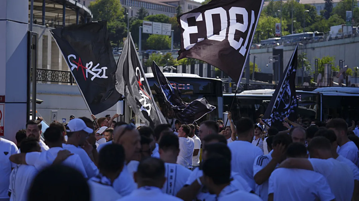 Beşiktaş taraftarı Kadıköy'de! Derbi öncesi stadyuma ulaştılar