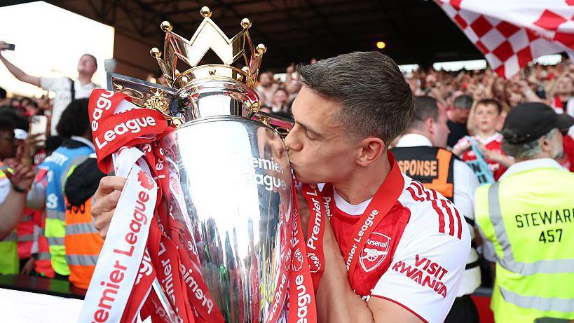 Leandro Trossard, Arsenal'dan Beşiktaş'a 18 milyon euroya transfer oldu