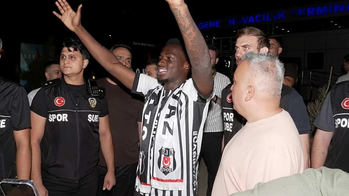 Ernest Poku İstanbul'a geldi: 'Taraftarların önünde oynamak için sabırsızlanıyorum'