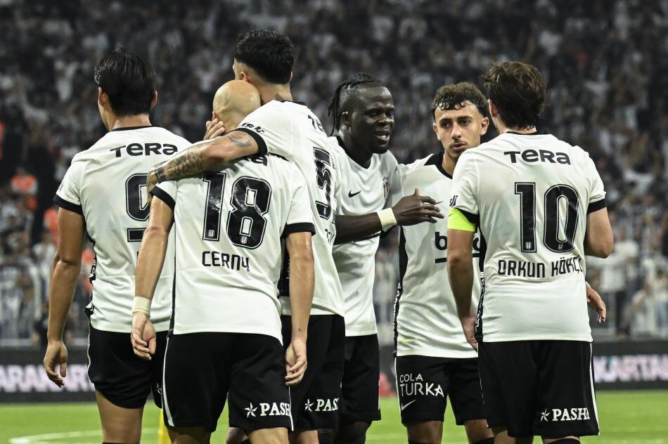 Beşiktaş, Hradec Kralove'yi eleyerek turu geçti: Yazarların yorumları