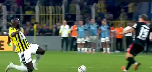 Fenerbahçe - Beşiktaş derbisinde Lukaku ve Trossard'ın mücadelesi