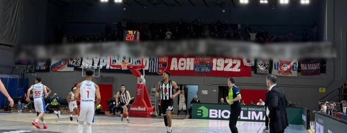 Beşiktaş'a Yunan taraftarlardan ırkçı pankart tepkisi
