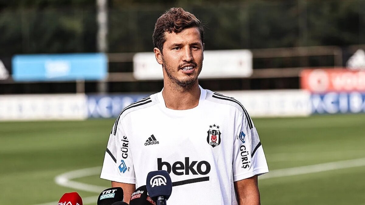 Salih Uçan Beşiktaş'a veda etti: 'Hayatımın en değerli sayfalarından birine veda ediyorum'