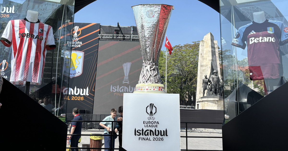 UEFA Avrupa Ligi Finali Beşiktaş Park'ta: İlhan Mansız Kupa ile Geldi