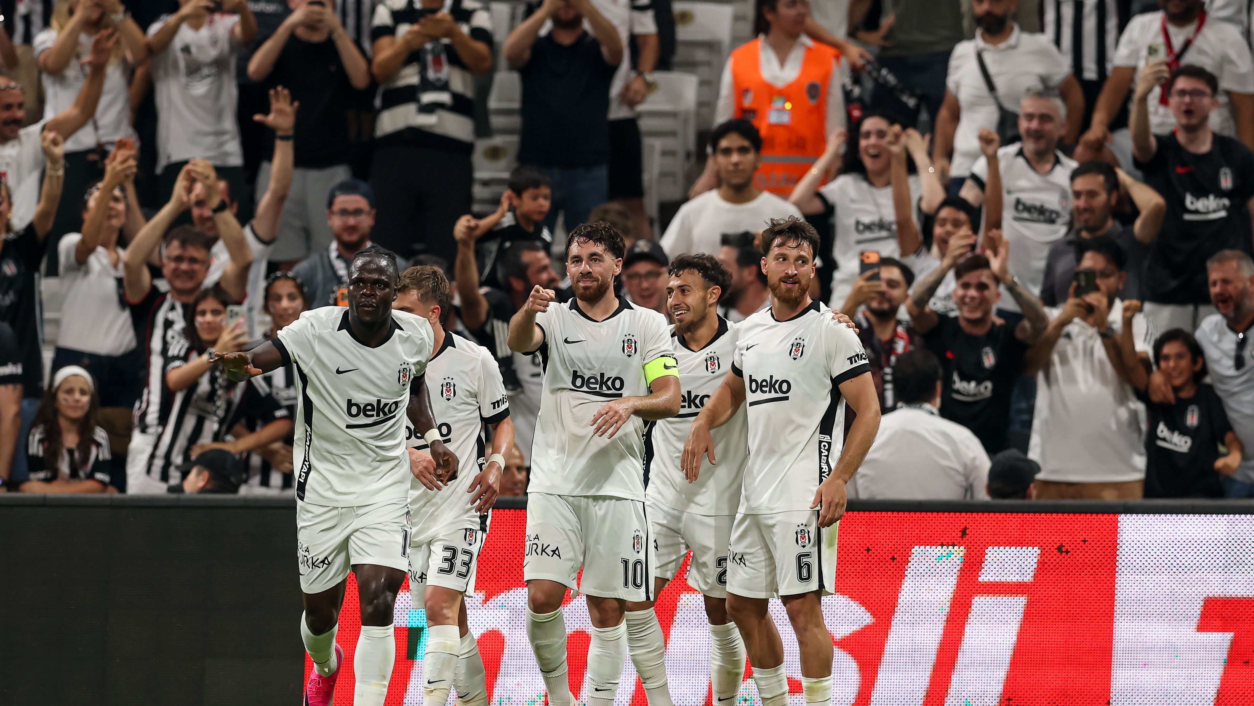Beşiktaş, Midtjylland'ı 1-0 yenerek Avrupa Ligi gruplarına bir adım daha yaklaştı