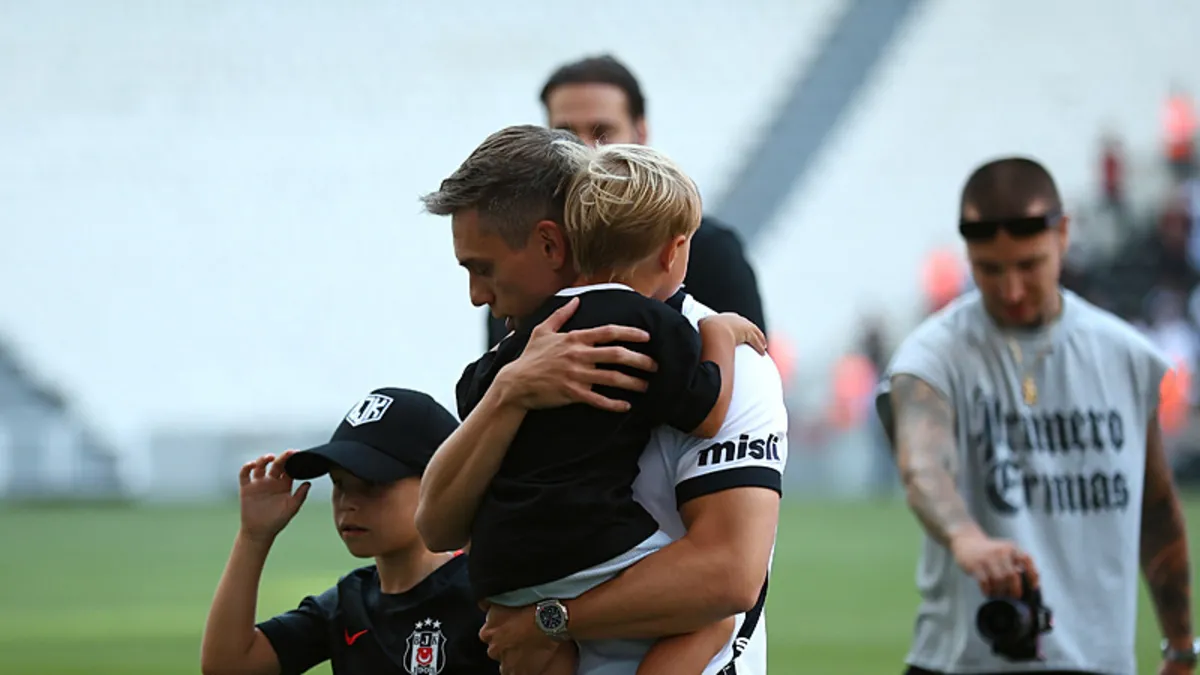 Trossard'ın Beşiktaş'taki İmza Töreni Avrupa'da Ses Getirdi