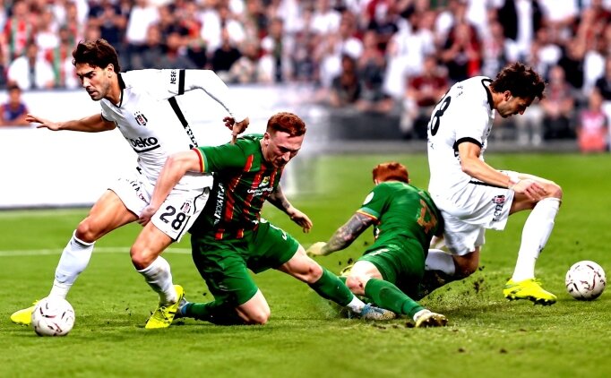 Beşiktaşlı futbolcular penaltı itirazında bulundu, hakem faul dedi!