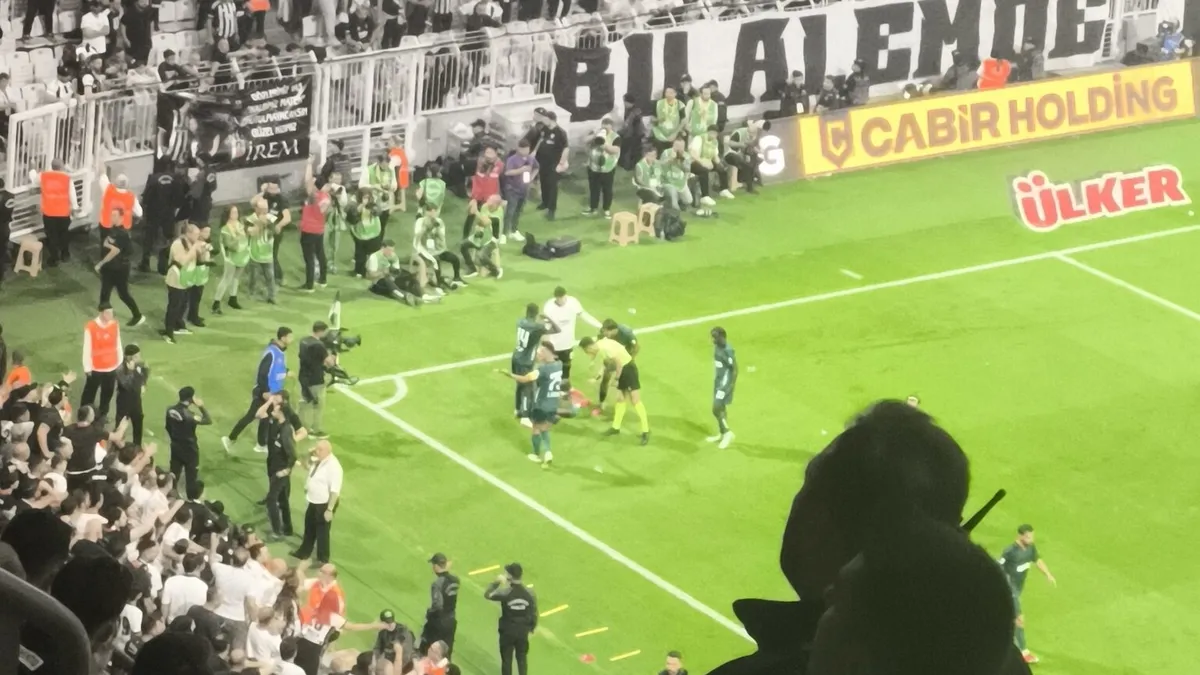 Daniel Agyei, tribünlerden atılan madde sonrası yerde kaldı!