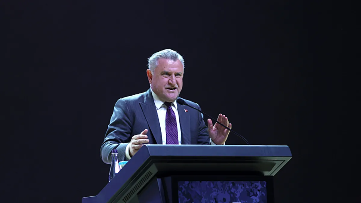 Bakan Osman Aşkın Bak, Serdal Adalı'yı tebrik etti