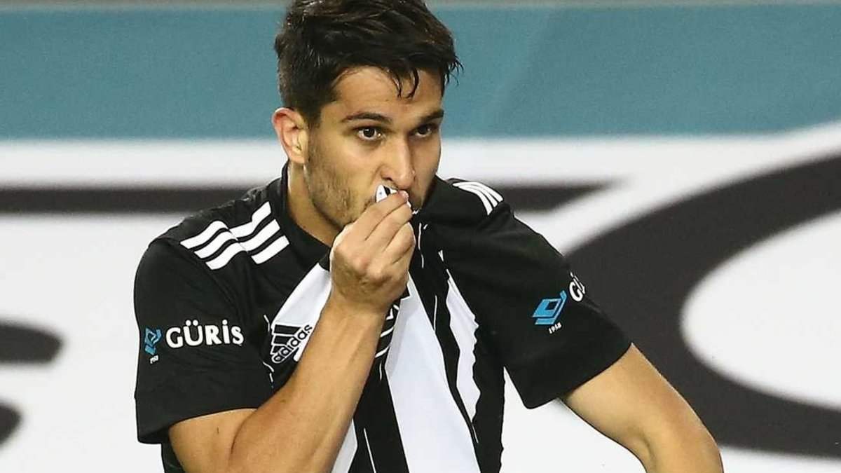 Necip Uysal, Beşiktaş kariyerini sonlandırdı
